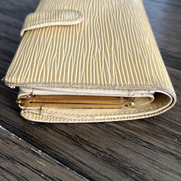 Louis Vuitton Kisslock Epi Wallet - Picture 4 of 15